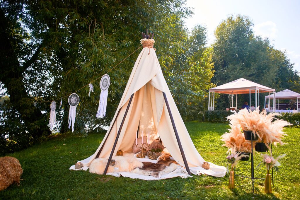 Decorations and Settings for a Boho Picnic