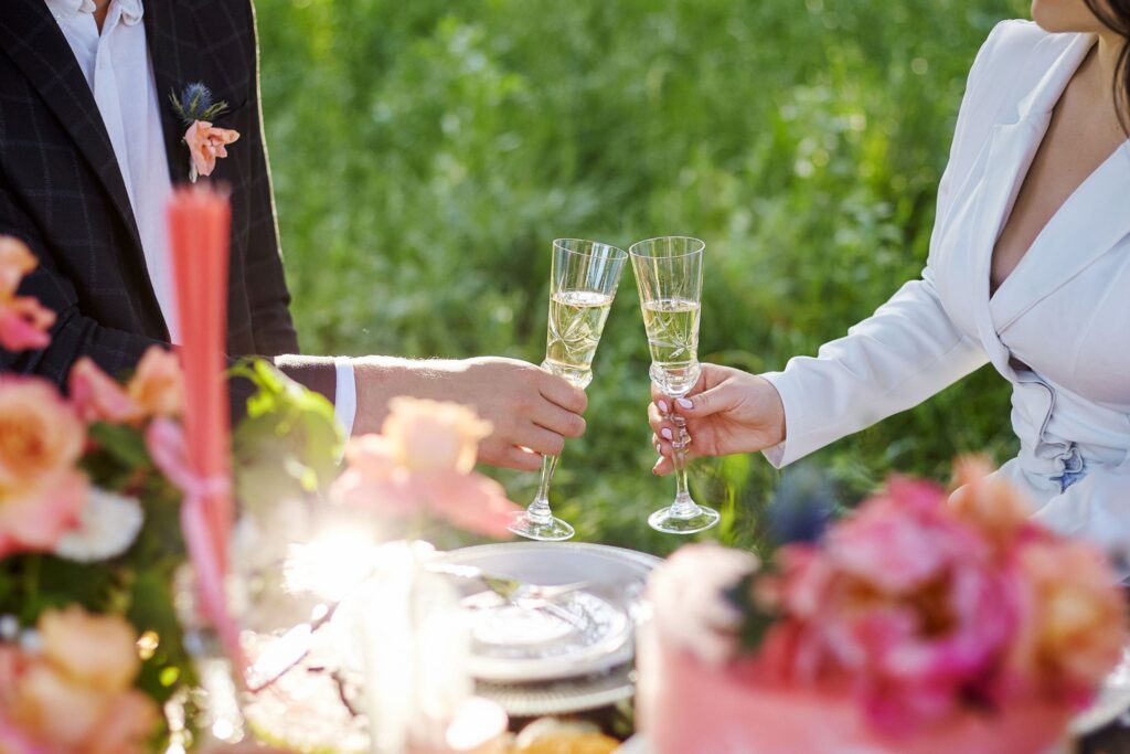 Best Ways to Announce a Wedding Picnic Online